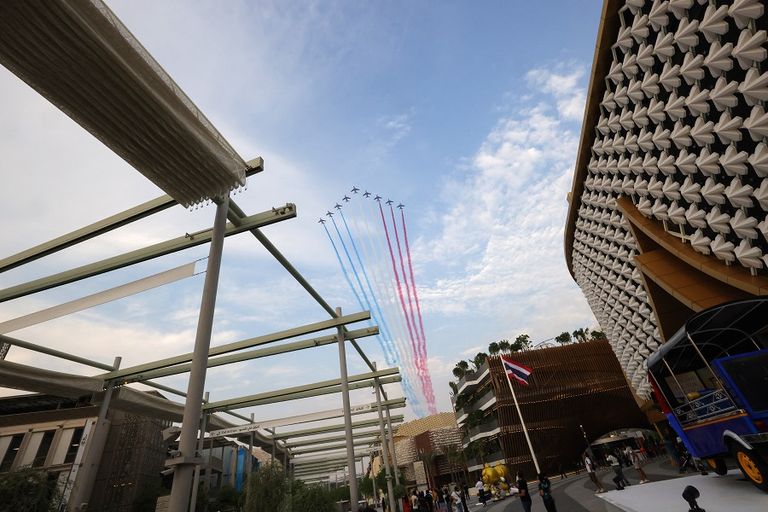 الطائرات الاستعراضية تطلق ألوان فرنسا في سماء