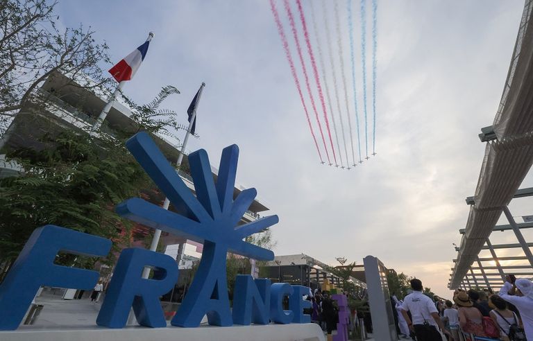 الطائرات الاستعراضية تطلق ألوان فرنسا في سماء
