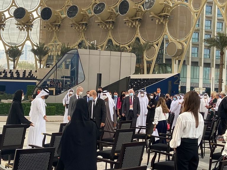 الطائرات الاستعراضية تطلق ألوان فرنسا في سماء