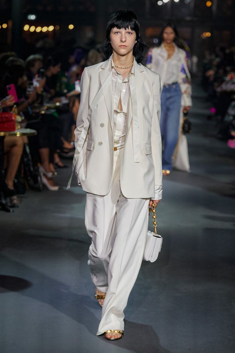 عرض أزياء فالنتينو بأسبوع الموضة في باريس