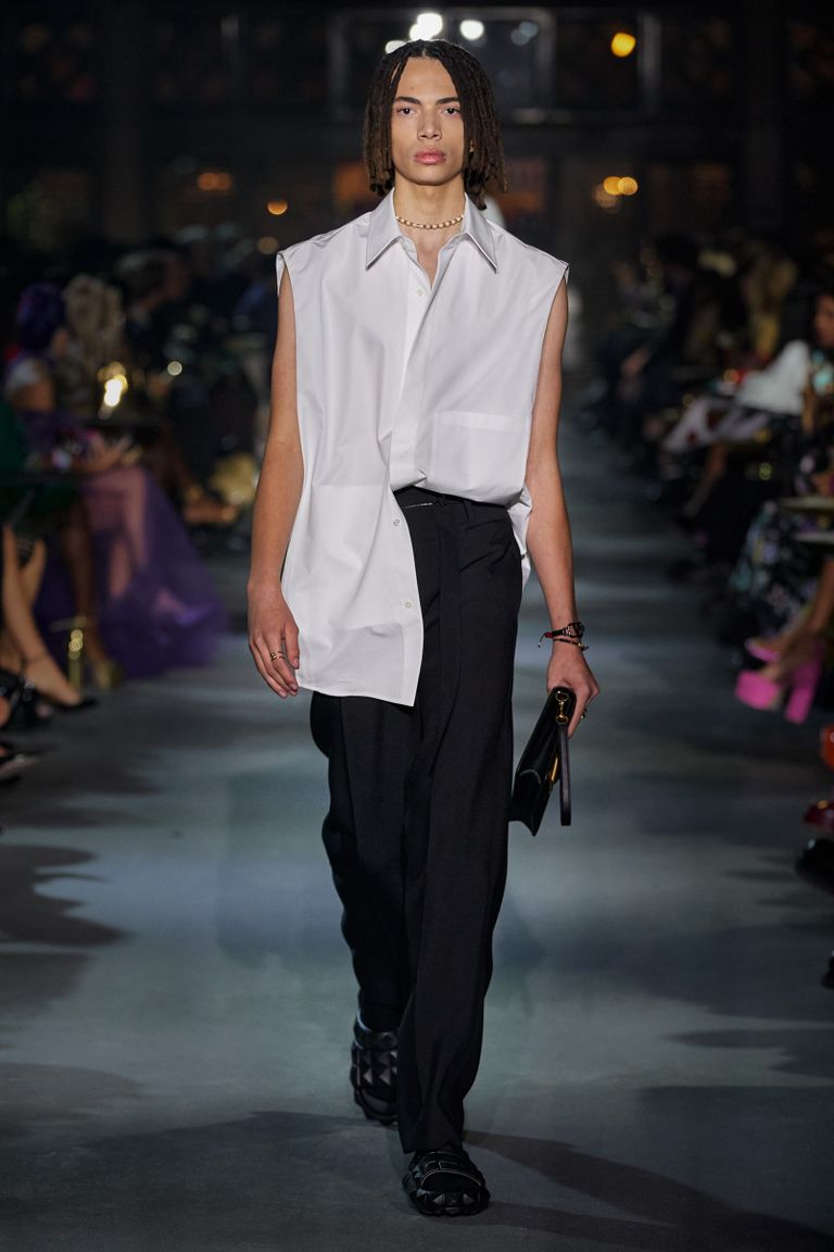 عرض أزياء فالنتينو بأسبوع الموضة في باريس