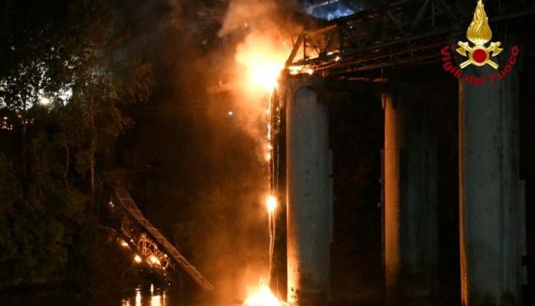 حريق يلحق أضرارا جسيمة بجسر حديدي في روما يعود للقرن الـ19