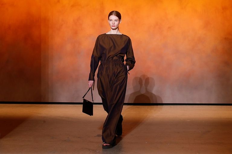 مجموعة من العارضات وفي الخلفية طائرة أثناء الهبوط