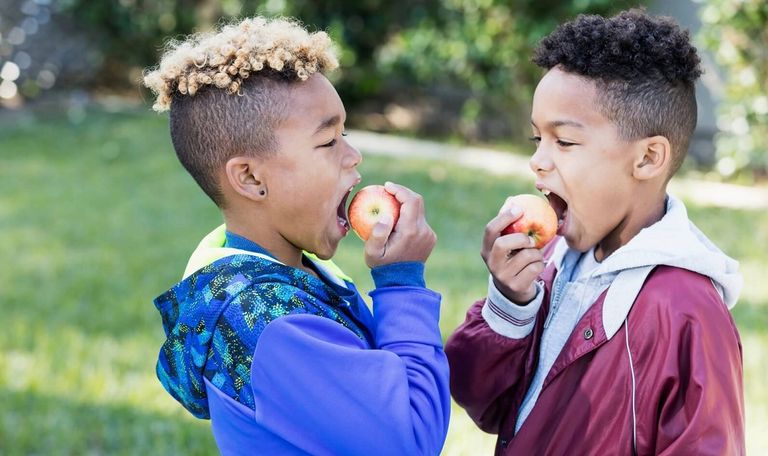 طفل يتناول قطعة بطيخ