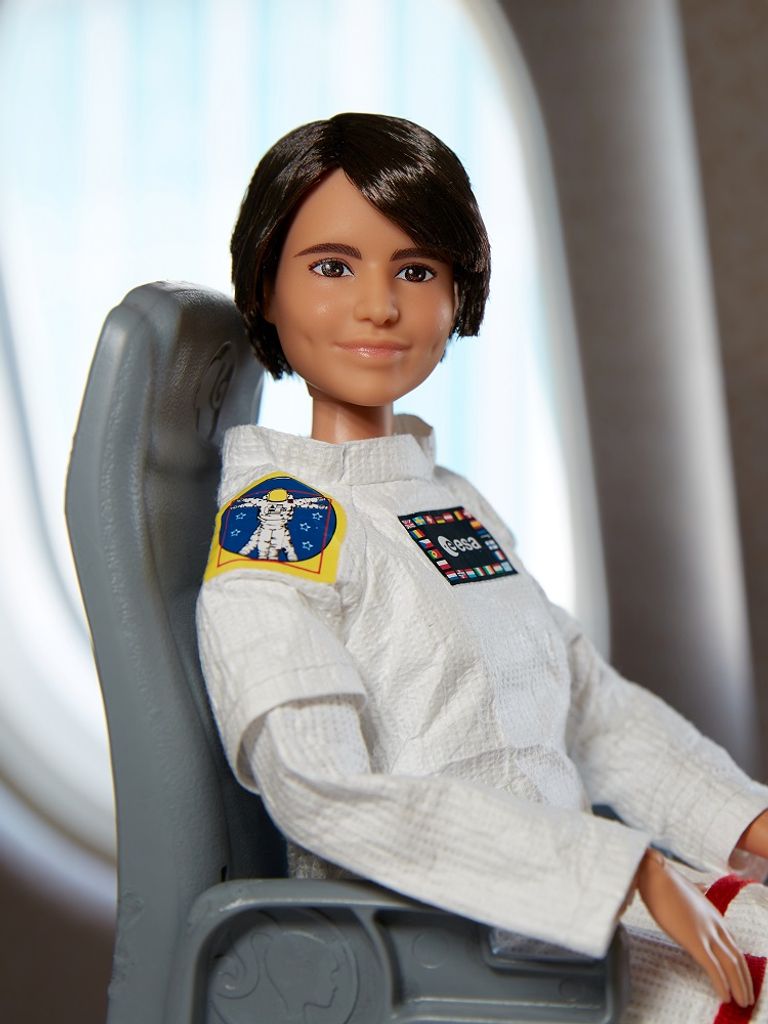 نسخة جديدة من دمية الأطفال باربي على هيئة رائدة فضاء