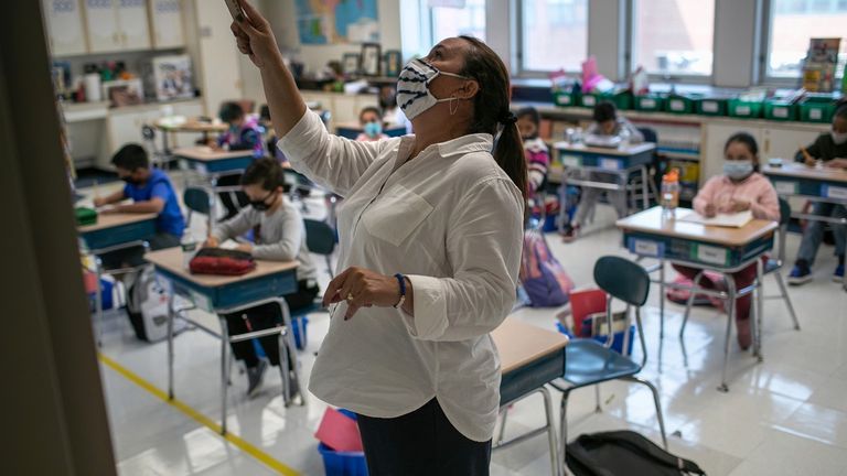 العالم يحتفي بيوم المعلمين في 5 أكتوبر من كل عام