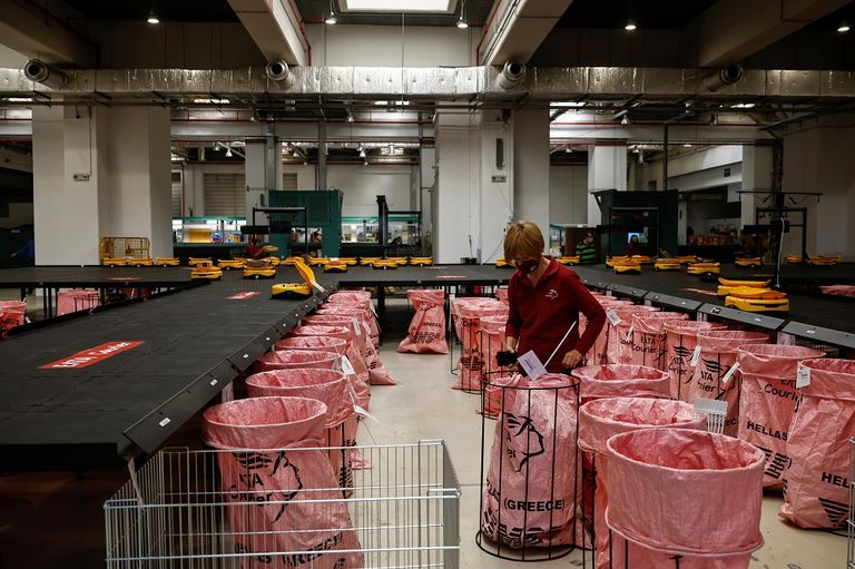 الإنسان الآلي يعزز خدمة البريد اليوناني الإنسان الآلي يعزز خدمة البريد اليوناني