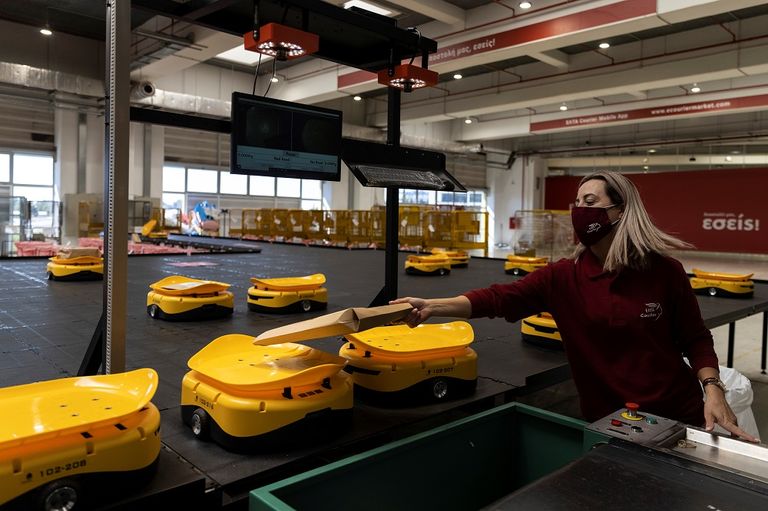 الإنسان الآلي يعزز خدمة البريد اليوناني الإنسان الآلي يعزز خدمة البريد اليوناني