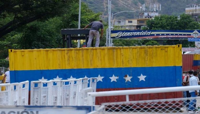 فنزويلا تزيل حواجز كانت تضعها على أحد الجسور مع كولومبيا- رويترز