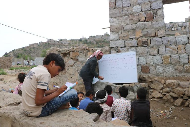 معلم يدرس للطلاب على سطح منزل