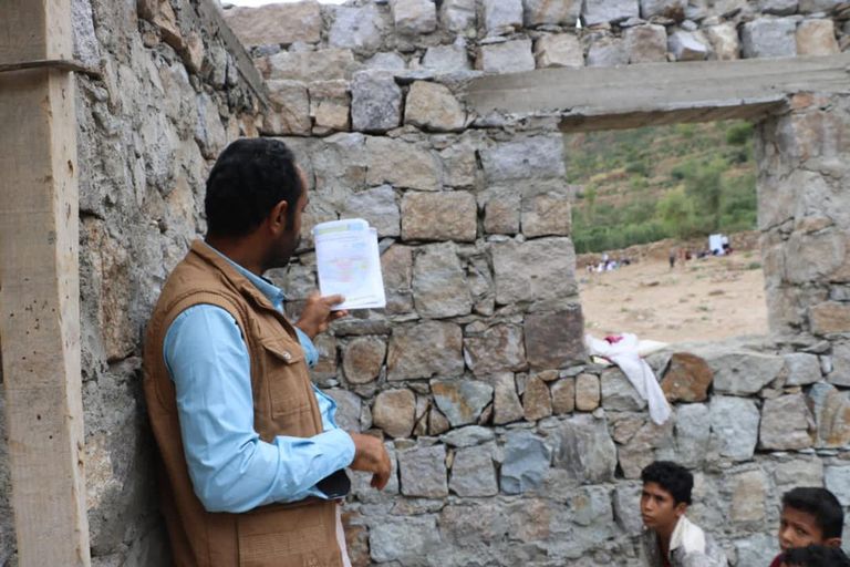 معلم يدرس للطلاب على سطح منزل