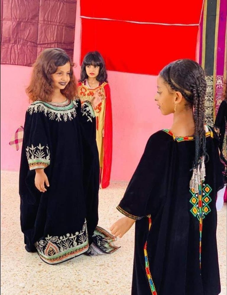 طالبات يمنيات يحتفلن بيوم اللغة المهرية