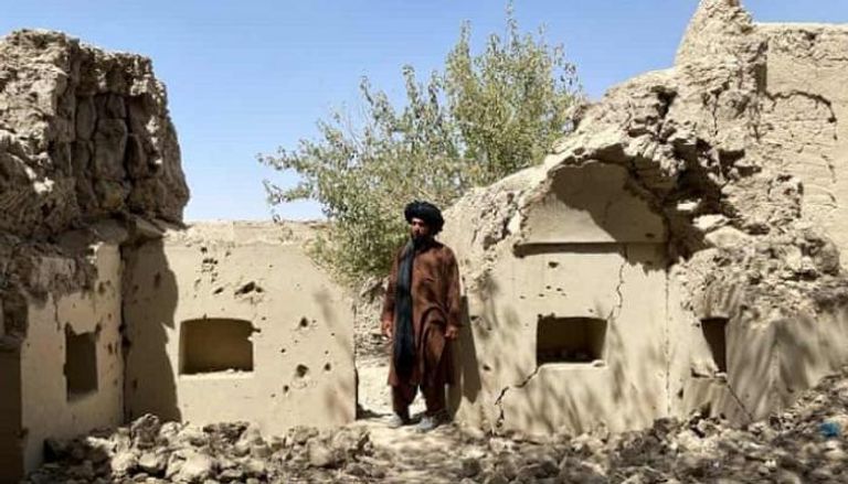 مواطن أفغاني يتفقد أضرار منزله عقب غارة جوية