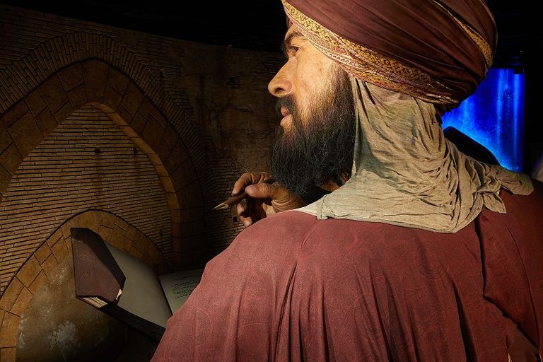 مجسمات للملاح ابن ماجد والرحالة ابن بطوطة