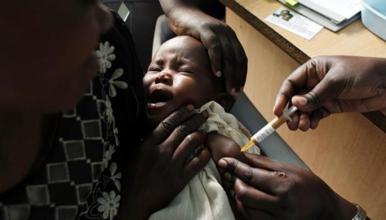 طفل يتلقى علاجا ضد الملاريا (أرشيفية)