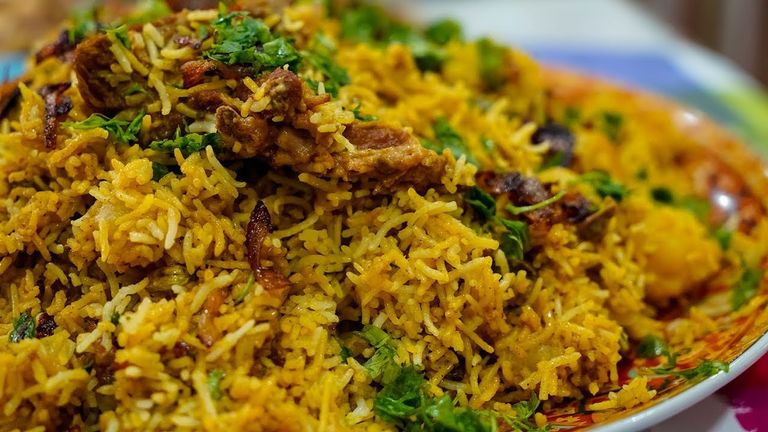 الزربيان يتكون من اللحم والبطاطس والبهارات والأرز مع صلصة إضافية وحلوى