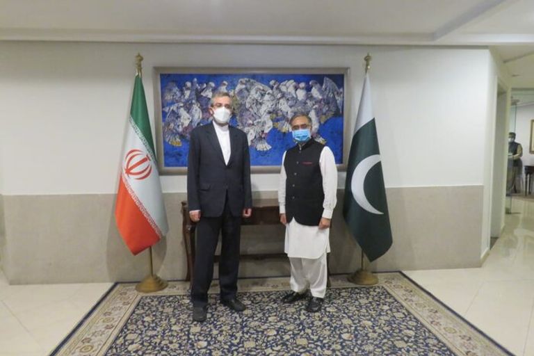 جانب من اجتماع المسؤول الإيراني وأمامه العلم المقلوب