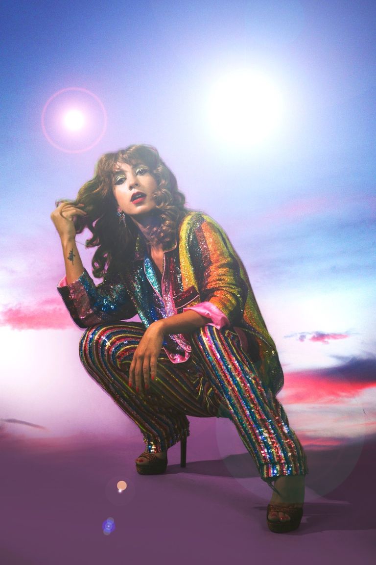 الفنانة عزيزة