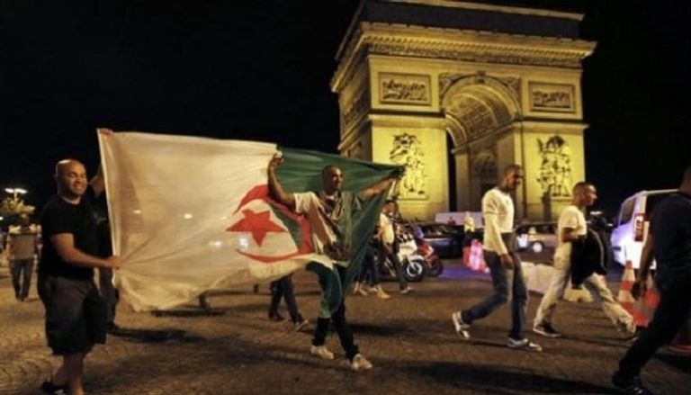 جزائريون مقيميون في فرنسا يرفعون علم بلادهم بباريس - أرشيفية