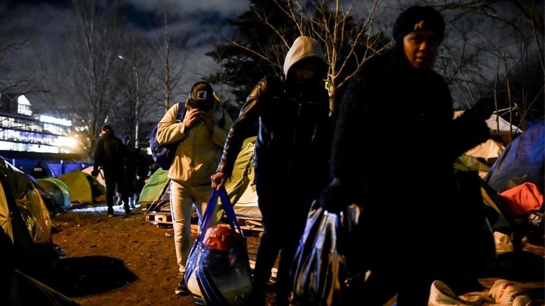 مقيميون بطريقة غير شرعية في فرنسا - أرشيفية جزائريون مقيميون في فرنسا يرفعون علم بلادهم بباريس - أرشيفية