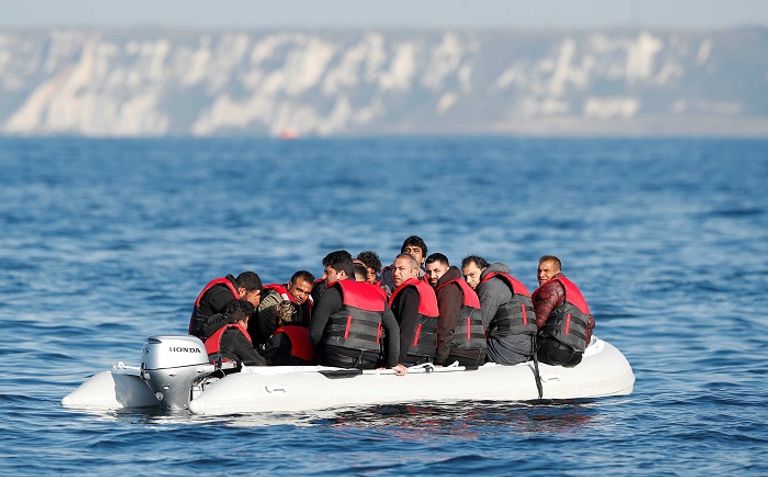 جزائريون يهاجريون بطريقة غير شرعية عبر قوارب الموت إلى أوروبا جزائريون مقيميون في فرنسا يرفعون علم بلادهم بباريس - أرشيفية