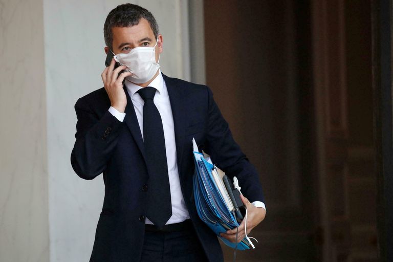 وزير الداخلية الفرنسي جزائريون مقيميون في فرنسا يرفعون علم بلادهم بباريس - أرشيفية