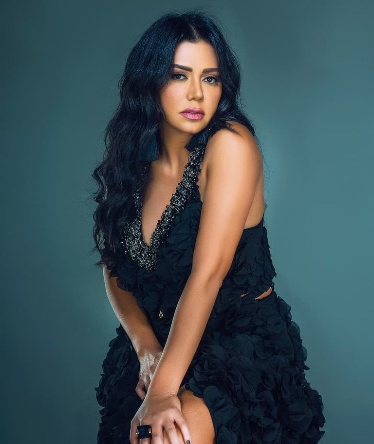 إطلالات متنوعة للفنانة رانيا يوسف