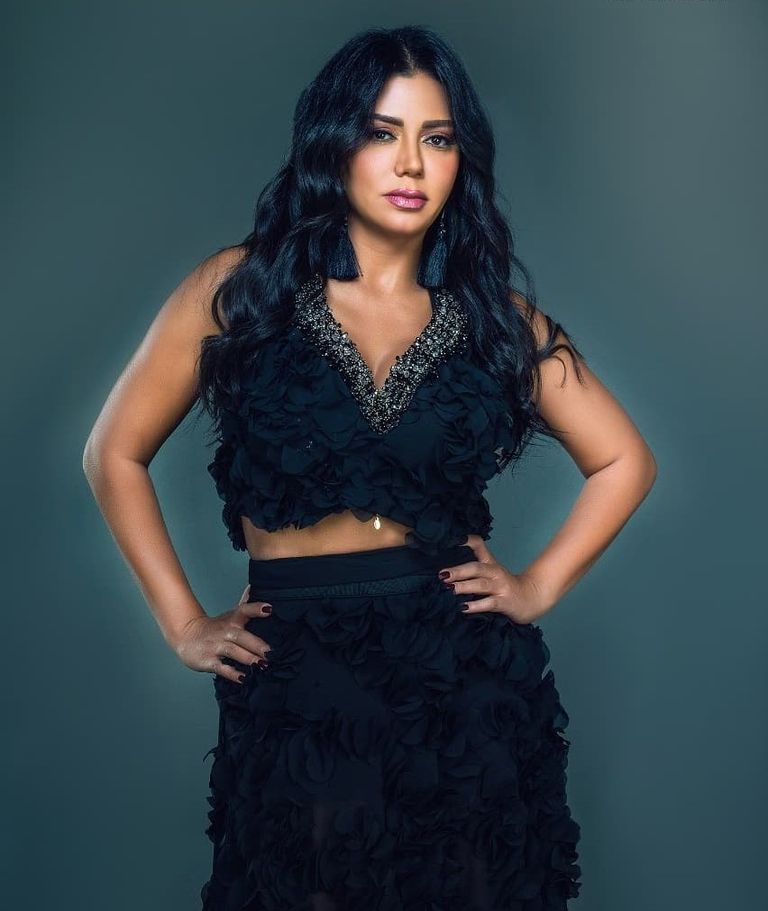 إطلالات متنوعة للفنانة رانيا يوسف