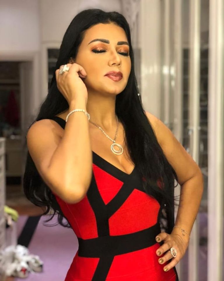 إطلالات متنوعة للفنانة رانيا يوسف