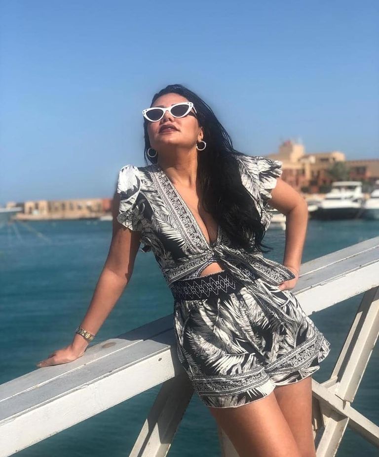 إطلالات متنوعة للفنانة رانيا يوسف