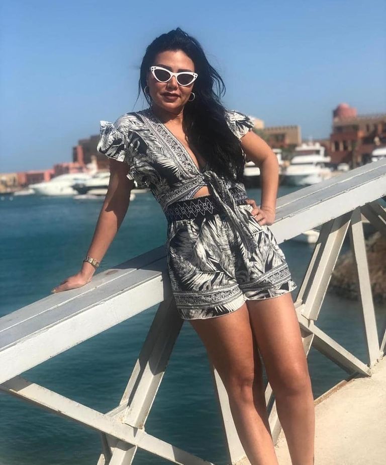 إطلالات متنوعة للفنانة رانيا يوسف