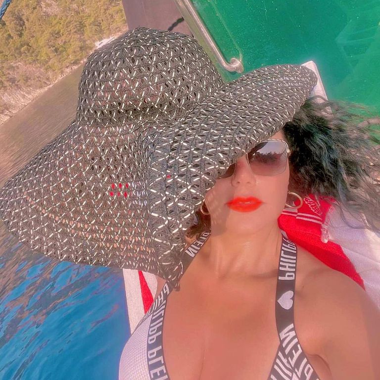 إطلالات متنوعة للفنانة رانيا يوسف