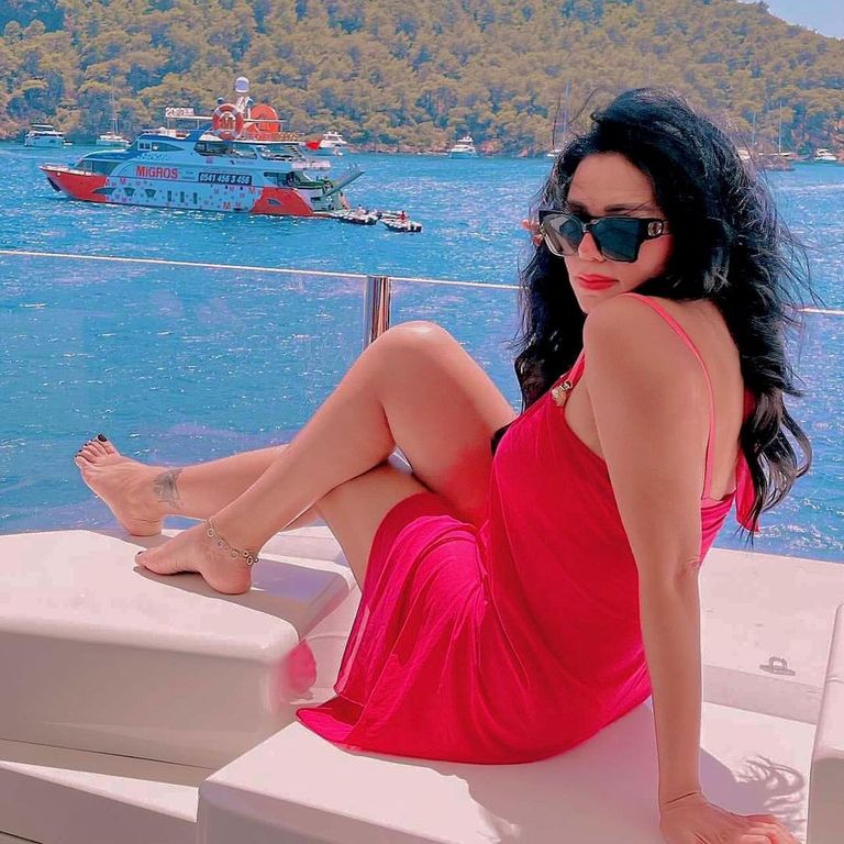 إطلالات متنوعة للفنانة رانيا يوسف