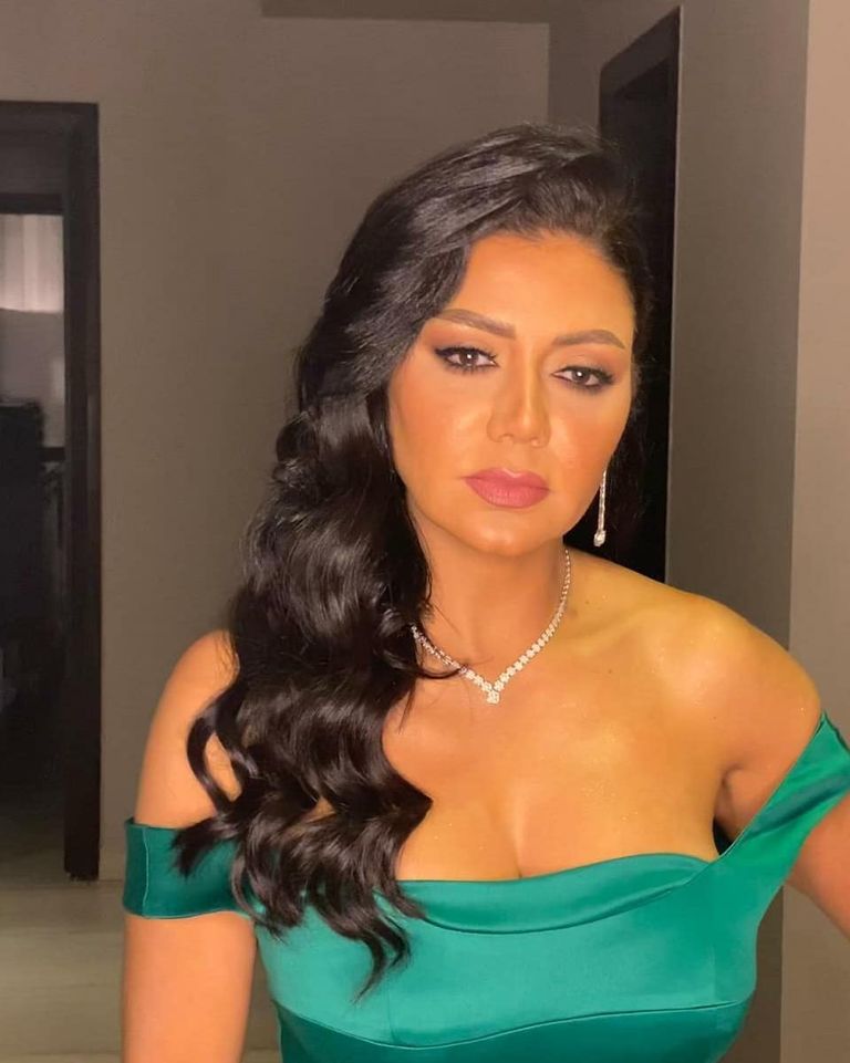 إطلالات متنوعة للفنانة رانيا يوسف