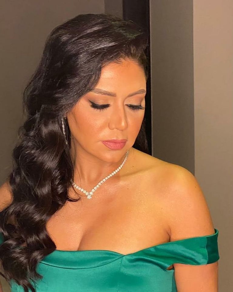 إطلالات متنوعة للفنانة رانيا يوسف