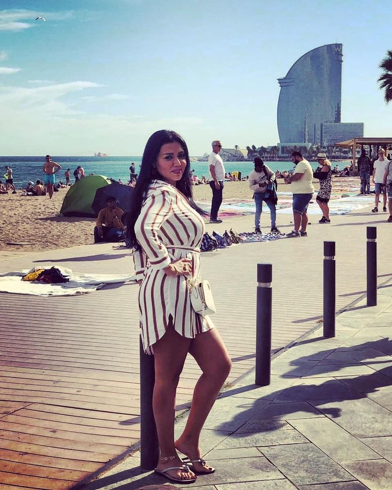 إطلالات متنوعة للفنانة رانيا يوسف