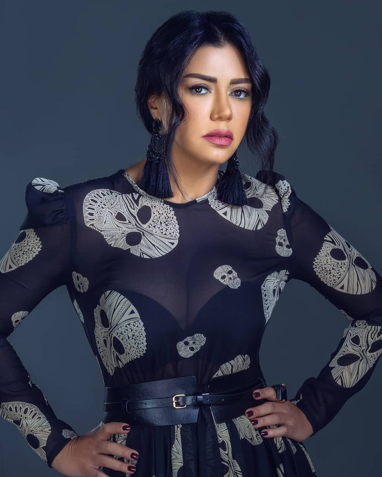 إطلالات متنوعة للفنانة رانيا يوسف