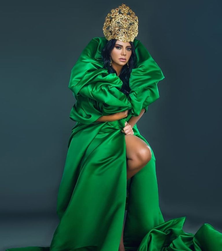 إطلالات متنوعة للفنانة رانيا يوسف