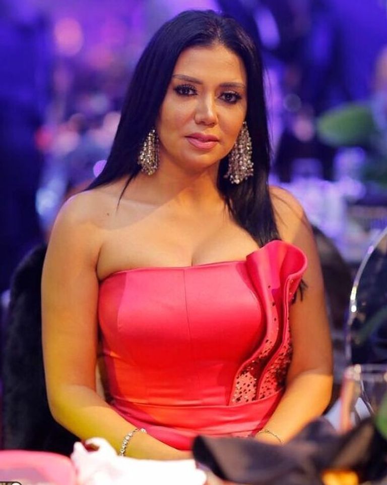 إطلالات متنوعة للفنانة رانيا يوسف