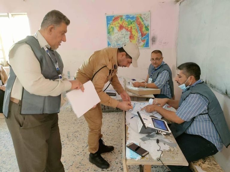 أمنيون عراقيون يستعدون للإداء بأصواتهم بـ