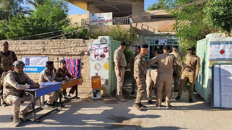 أمنيون عراقيون يستعدون للإداء بأصواتهم بـ