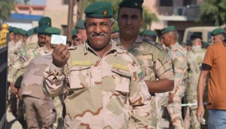 عنصر من الجيش العراقي خلال الاقتراع الخاص 