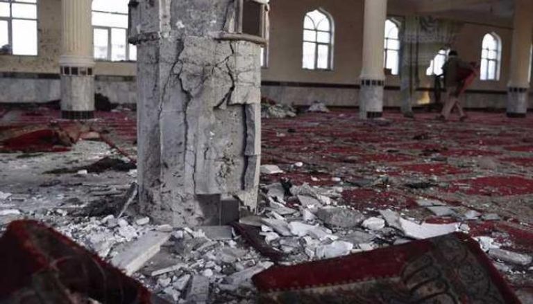 آثار التفجير في مسجد بأفغانستان