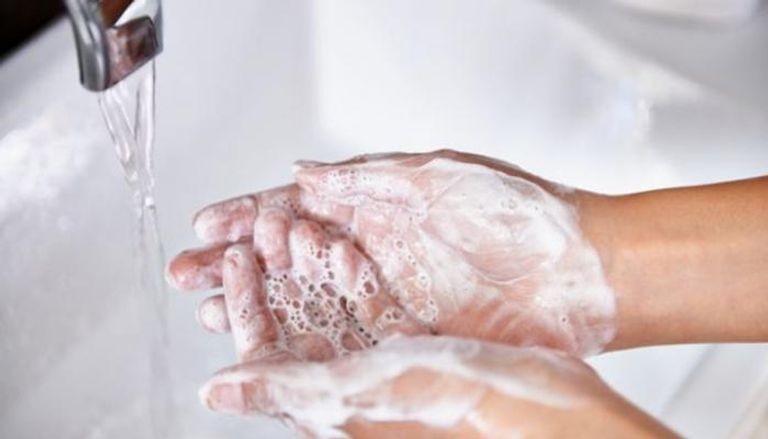 غسل اليدين باستمرار يحمي من بكتيريا المطثية العسيرة