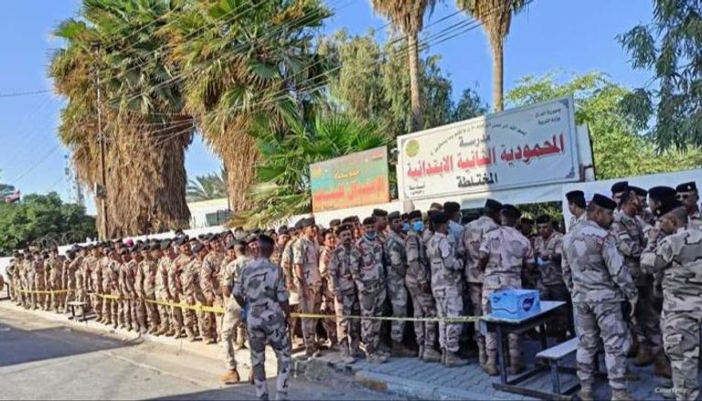 عناصر أمنية عراقية أمام مركز الاقتراع