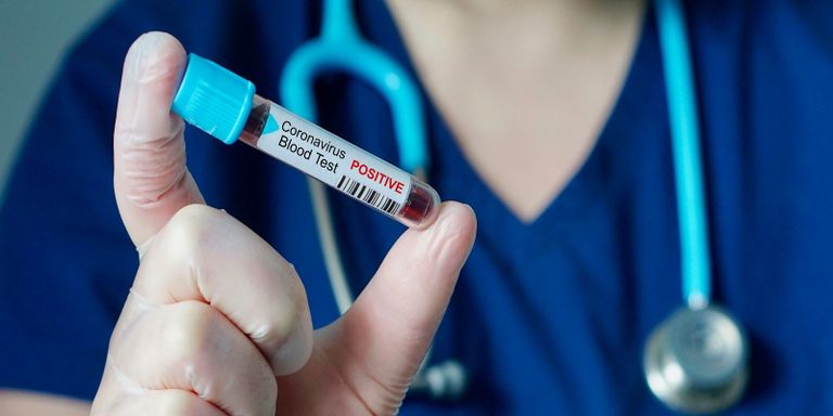 امرأة تتلقى لقاح كورونا (أرشيفية)