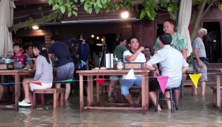 فيضان يزيد الإقبال على مطعم تايلاندي- رويترز