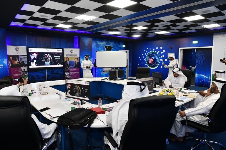 الرائد سلطان راشد سالم العتبي من شرطة دبي في صورة تذكارية