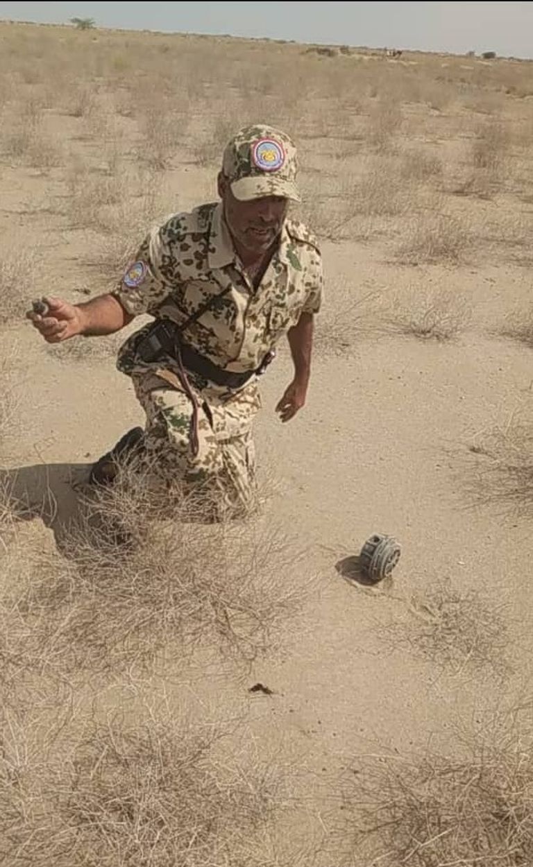 جندي يمني ينزع لغم زرعه الحوثيون ألغام فردية محرمة دوليا زرعتها المليشيات في الحديدة