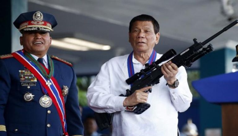 الرئيس الفلبيني رودريجو دوتيرتي والسيناتور ديلا روزا